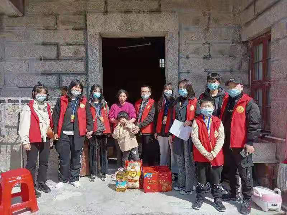 Love public welfare line, royal crown in action